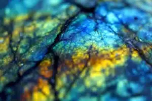 Lire la suite à propos de l’article Labradorite : vertus, propriétés et bienfaits de la pierre en lithothérapie